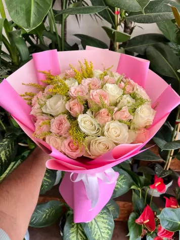 Beyaz ve Pembe Gül Aranjmanı